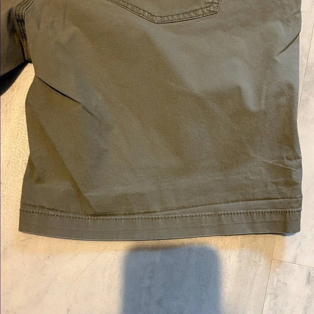 DKNY jeans Shorts hiking shorts Stretch 7.5” inseam mid rise army green NWOT